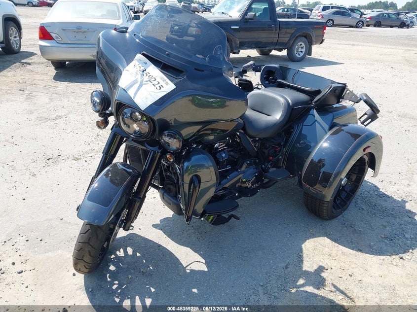 2025 Harley-davidson Tri glide ultra VIN 1HD1MAF13SB855165 IAAI salvage auction — REAR END, Wait Title, sold $14,100 on 2026-09-09 (photo 2)