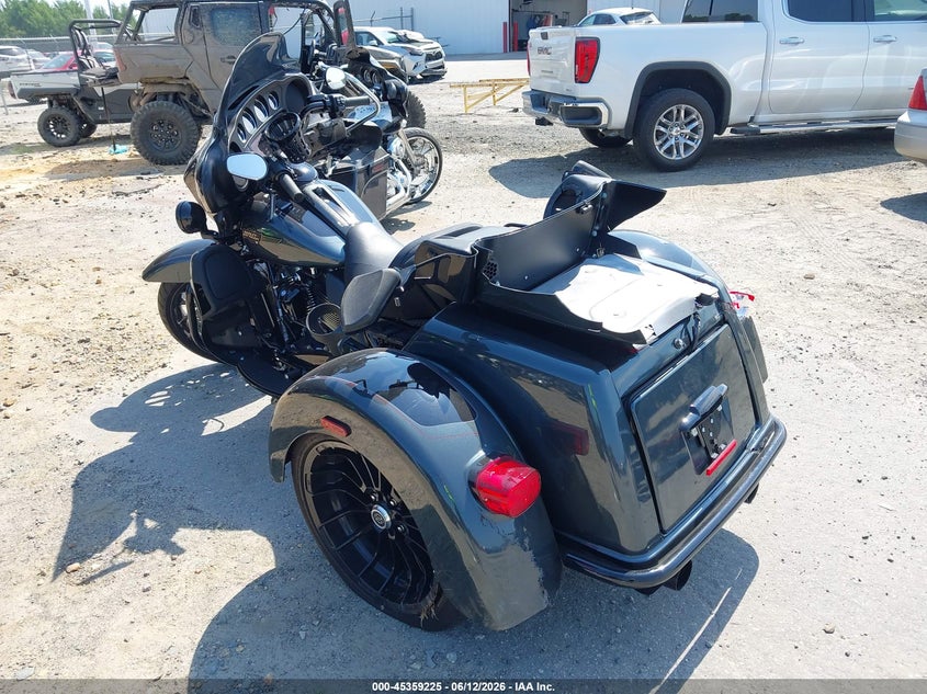 2025 Harley-davidson Tri glide ultra VIN 1HD1MAF13SB855165 IAAI salvage auction — REAR END, Wait Title, sold $14,100 on 2026-09-09 (photo 3)