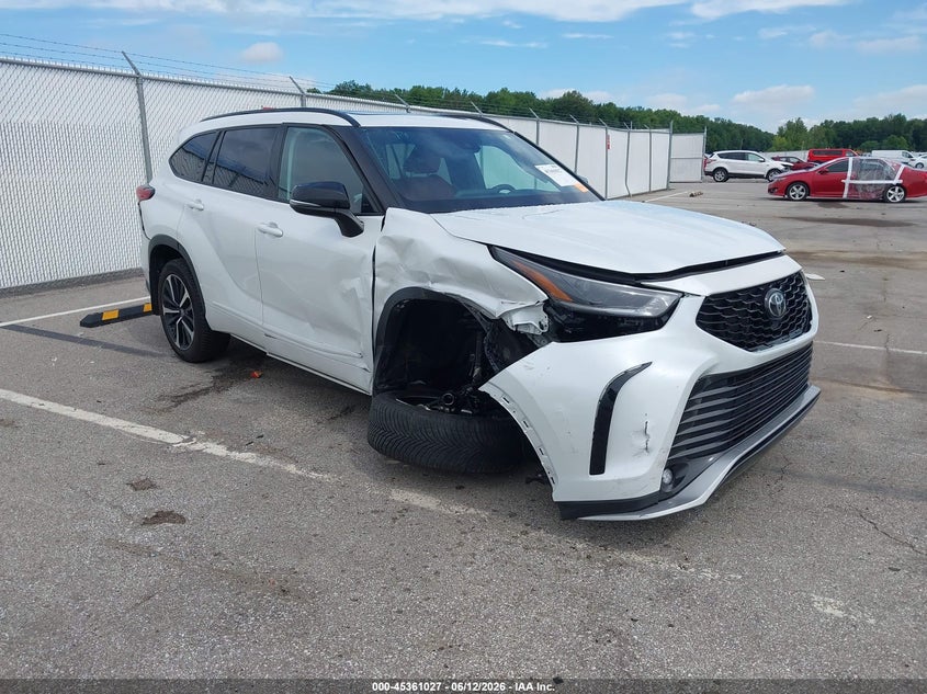 2022 Toyota Highlander VIN 5TDLZRBH0NS214209 IAAI salvage auction — RIGHT FRONT, Salvage (Indiana), sold $15,900 on 2026-07-25 (photo 1)
