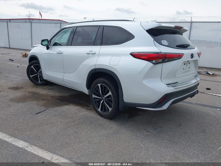 2022 Toyota Highlander VIN 5TDLZRBH0NS214209 IAAI salvage auction — RIGHT FRONT, Salvage (Indiana), sold $15,900 on 2026-07-25 (photo 3)