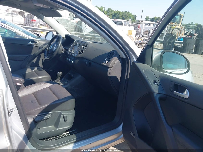 2014 Volkswagen Tiguan VIN WVGBV3AX0EW540858 IAAI salvage auction — REAR END, Wait Title, sold $1,600 on 2026-08-17 (photo 5)