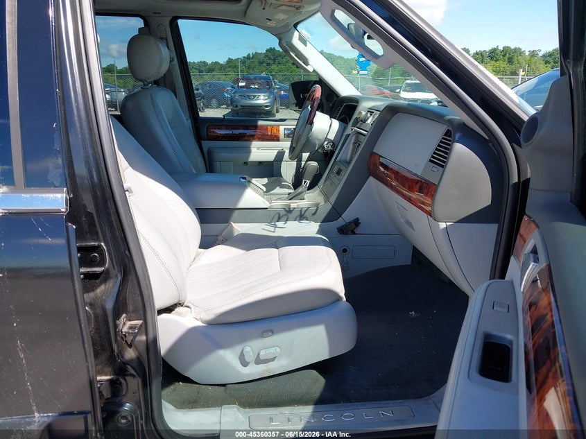 2004 Lincoln Navigator VIN 5LMFU28R24LJ34180 IAAI salvage auction — NORMAL WEAR, Clear (Pennsylvania), sold $375 on 2026-07-08 (photo 5)