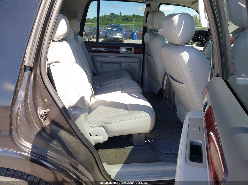 2004 Lincoln Navigator VIN 5LMFU28R24LJ34180 IAAI salvage auction — NORMAL WEAR, Clear (Pennsylvania), sold $375 on 2026-07-08 (photo 8)