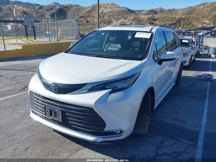 2022 Toyota Sienna VIN 5TDJRKEC5NS102780 IAAI salvage auction — REAR END, Salvage Title, sold $14,800 on 2026-08-19 (photo 2)