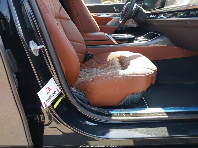 2026 BMW 7er VIN WBA33EJ03TCV99492 IAAI salvage auction — WATER/FLOOD, Wait Title, sold $45,050 on 2026-08-25 (photo 6)