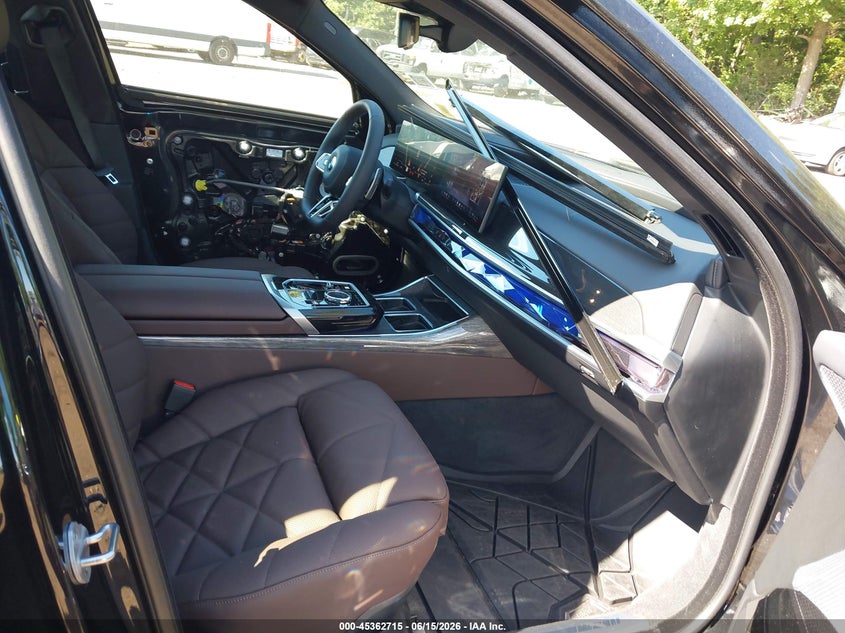 2026 BMW 7er VIN WBA33EH00TCW65535 IAAI salvage auction — LEFT FRONT, Salvage Title, sold $61,800 on 2026-08-10 (photo 5)