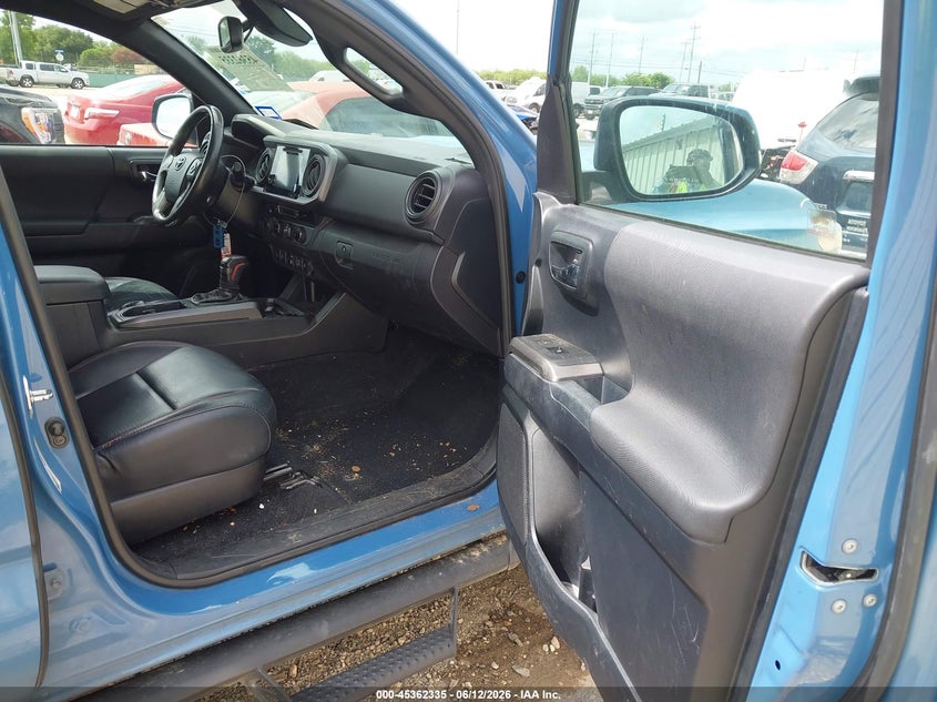 2018 Toyota Tacoma VIN 5TFCZ5AN2JX143891 IAAI salvage auction — FRONT & REAR, Original (Texas), sold $10,800 on 2026-07-16 (photo 5)