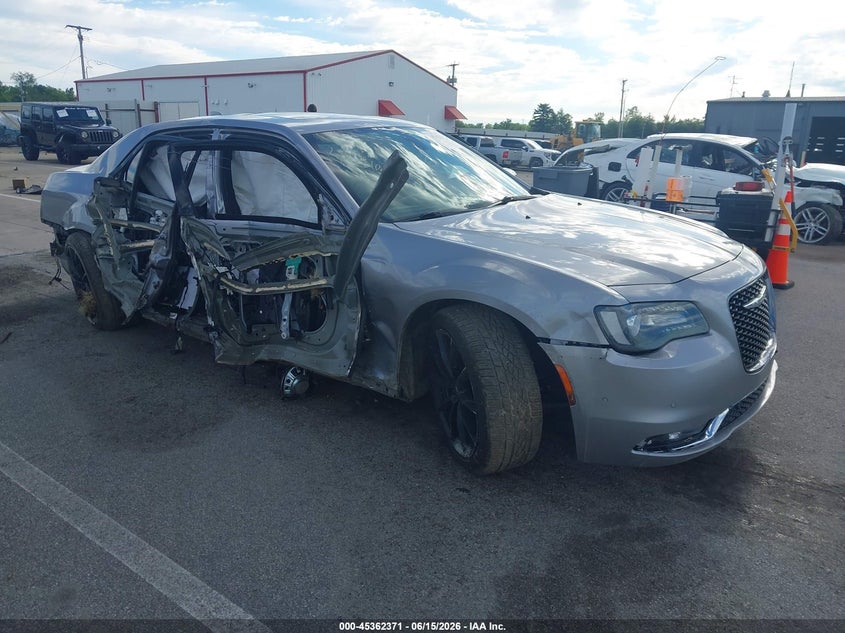 2016 Chrysler 300 VIN 2C3CCAGG6GH162075 IAAI salvage auction — RIGHT SIDE, Clear (Indiana), sold $850 on 2026-08-29 (photo 1)