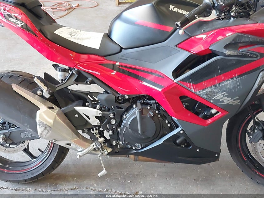 2025 Kawasaki Ninja VIN ML5EXGG13SDA33852 IAAI salvage auction — ROLLOVER, Salvage (Indiana), sold $1,800 on 2026-07-17 (photo 8)