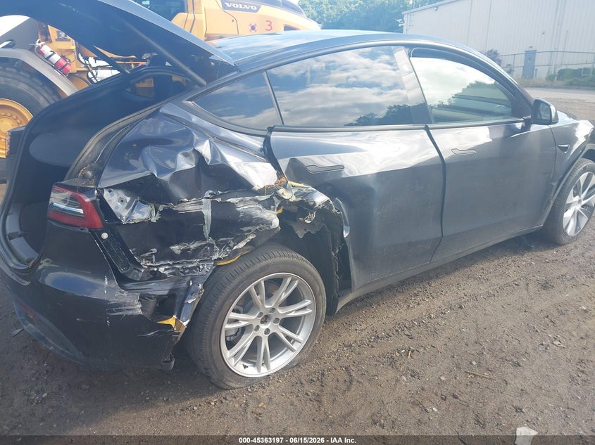 2024 Tesla Model y VIN 7SAYGDEE4RA274441 IAAI salvage auction — RIGHT REAR, Salvage (Massachusetts), sold $12,800 on 2026-07-30 (photo 4)
