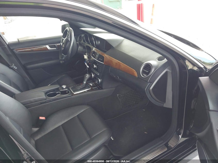 2014 Mercedes-benz C-klasse VIN WDDGF8AB0EA940267 IAAI salvage auction — FRONT END, Salvage Title, sold $1,950 on 2026-07-29 (photo 5)