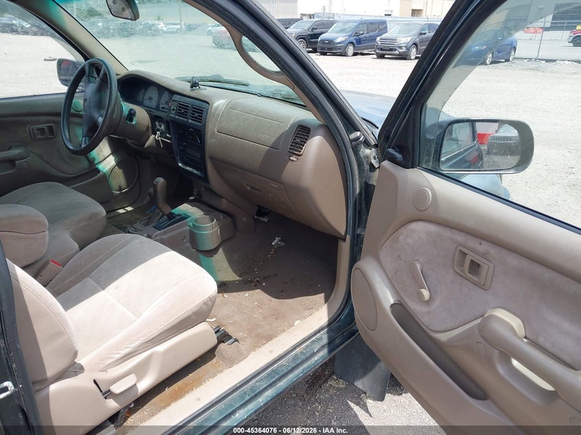 2001 Toyota Tacoma VIN 5TEWM72N01Z772936 IAAI salvage auction — NORMAL WEAR, Clear (Massachusetts), sold $525 on 2026-07-08 (photo 5)