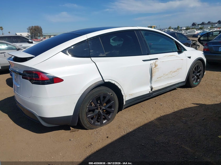 2022 Tesla Model x VIN 7SAXCBE56NF328928 IAAI salvage auction — SIDE, Salvage (California), sold $16,700 on 2026-07-29 (photo 4)