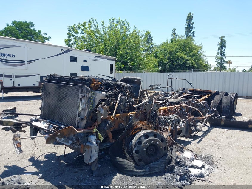 2019 Freightliner New cascadia 126 VIN 1FUJHHDR2KLKM1251 IAAI salvage auction — BURN, Non-Repairable (California), sold $25 on 2026-07-29 (photo 2)