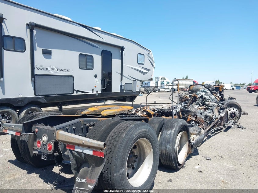 2019 Freightliner New cascadia 126 VIN 1FUJHHDR2KLKM1251 IAAI salvage auction — BURN, Non-Repairable (California), sold $25 on 2026-07-29 (photo 4)