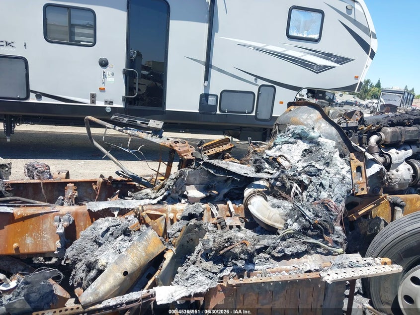 2019 Freightliner New cascadia 126 VIN 1FUJHHDR2KLKM1251 IAAI salvage auction — BURN, Non-Repairable (California), sold $25 on 2026-07-29 (photo 5)