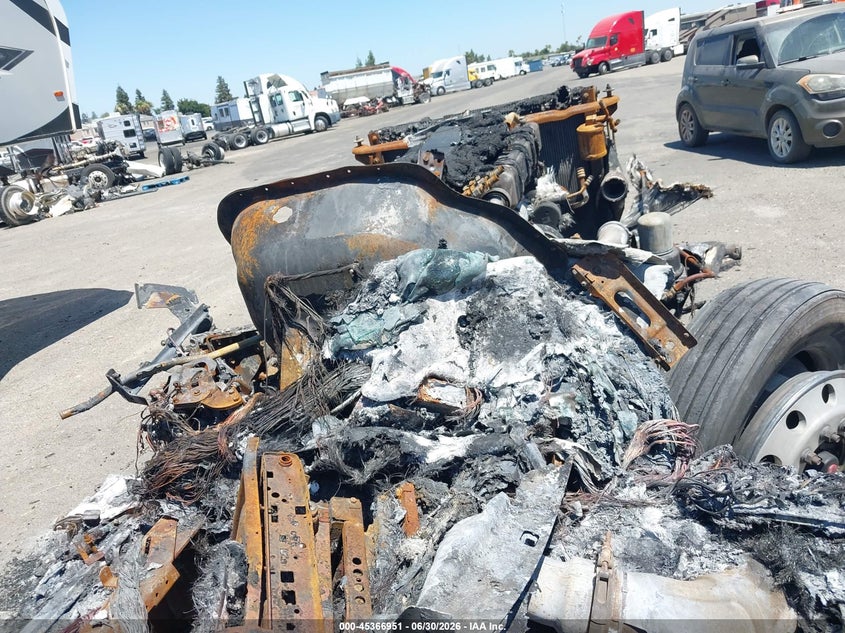 2019 Freightliner New cascadia 126 VIN 1FUJHHDR2KLKM1251 IAAI salvage auction — BURN, Non-Repairable (California), sold $25 on 2026-07-29 (photo 6)