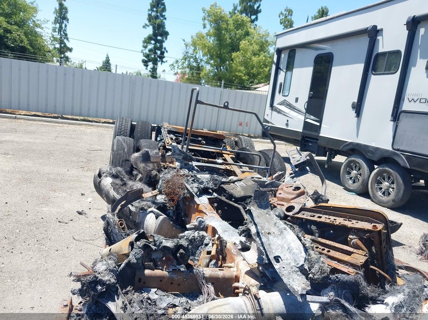 2019 Freightliner New cascadia 126 VIN 1FUJHHDR2KLKM1251 IAAI salvage auction — BURN, Non-Repairable (California), sold $25 on 2026-07-29 (photo 7)