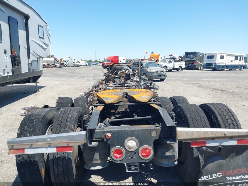 2019 Freightliner New cascadia 126 VIN 1FUJHHDR2KLKM1251 IAAI salvage auction — BURN, Non-Repairable (California), sold $25 on 2026-07-29 (photo 8)