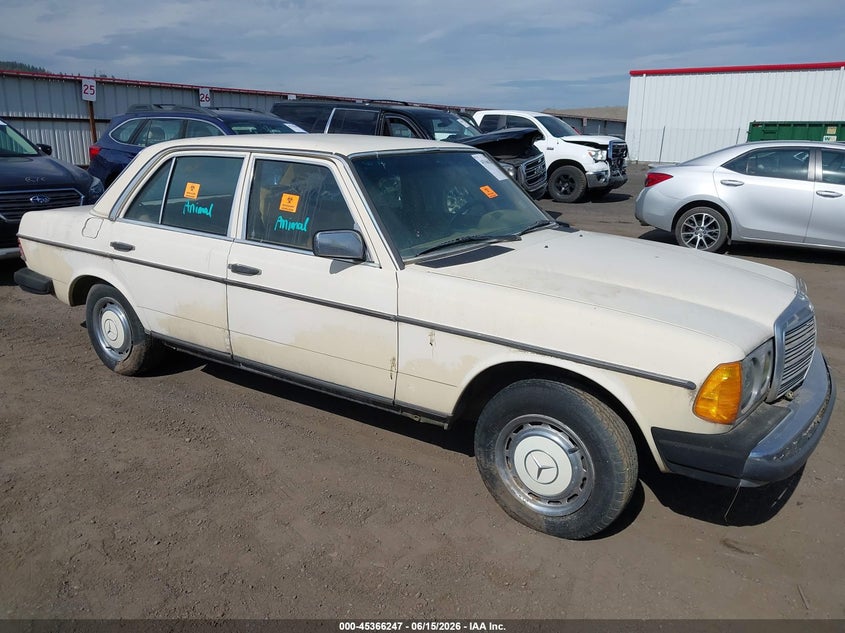 1983 Mercedes-benz 240 VIN WDBAB23A0DB390329 IAAI salvage auction — NORMAL WEAR, Rebuilt (Washington), sold $300 on 2026-07-28 (photo 1)