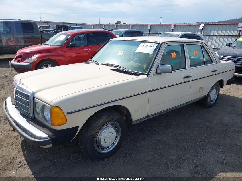 1983 Mercedes-benz 240 VIN WDBAB23A0DB390329 IAAI salvage auction — NORMAL WEAR, Rebuilt (Washington), sold $300 on 2026-07-28 (photo 2)