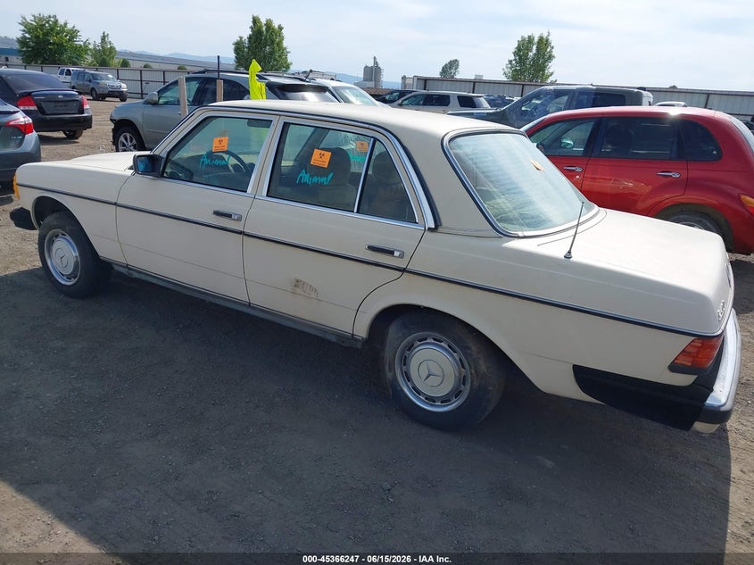 1983 Mercedes-benz 240 VIN WDBAB23A0DB390329 IAAI salvage auction — NORMAL WEAR, Rebuilt (Washington), sold $300 on 2026-07-28 (photo 3)