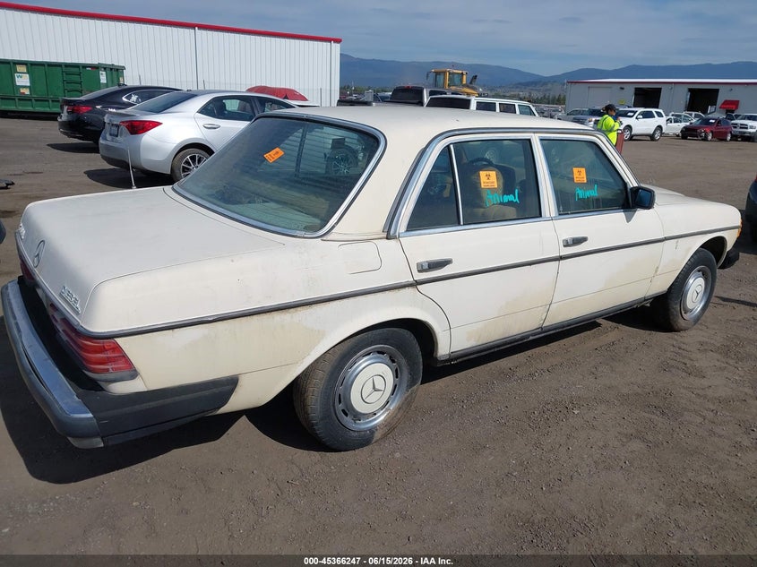 1983 Mercedes-benz 240 VIN WDBAB23A0DB390329 IAAI salvage auction — NORMAL WEAR, Rebuilt (Washington), sold $300 on 2026-07-28 (photo 4)