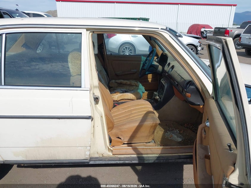 1983 Mercedes-benz 240 VIN WDBAB23A0DB390329 IAAI salvage auction — NORMAL WEAR, Rebuilt (Washington), sold $300 on 2026-07-28 (photo 5)