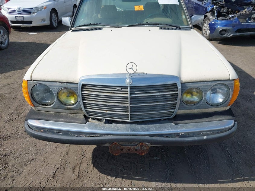 1983 Mercedes-benz 240 VIN WDBAB23A0DB390329 IAAI salvage auction — NORMAL WEAR, Rebuilt (Washington), sold $300 on 2026-07-28 (photo 6)