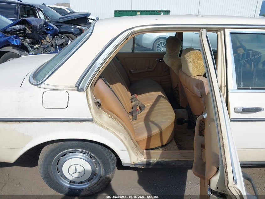 1983 Mercedes-benz 240 VIN WDBAB23A0DB390329 IAAI salvage auction — NORMAL WEAR, Rebuilt (Washington), sold $300 on 2026-07-28 (photo 8)