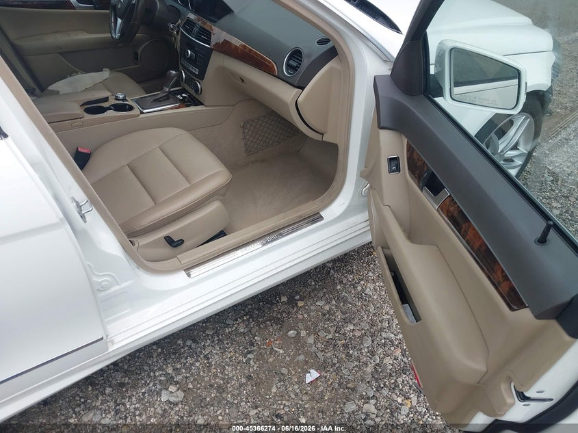 2014 Mercedes-benz C-klasse VIN WDDGF4HB1ER310967 IAAI salvage auction — FRONT & REAR, Salvage (South Carolina), sold $825 on 2026-07-22 (photo 5)