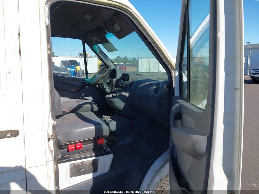 2004 Dodge Sprinter VIN WD2PD443345586103 IAAI salvage auction — NORMAL WEAR, Peddle Clear Public-Restricted (Oregon), sold $875 on 2026-07-14 (photo 5)