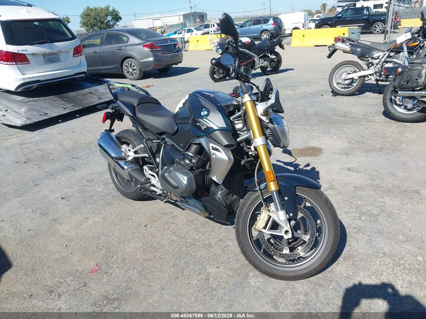 2020 BMW R 1250 VIN WB10J7301LZG71047 IAAI salvage auction — LEFT & RIGHT, Salvage (California), sold $4,000 on 2026-07-08 (photo 1)