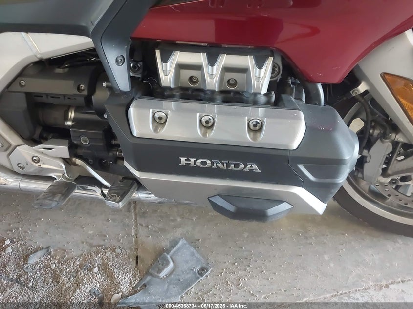 2018 Honda Gl1800c VIN JH2SC7906JK002697 IAAI salvage auction — LEFT & RIGHT, Salvage (Tennessee), sold $8,500 on 2026-07-15 (photo 8)