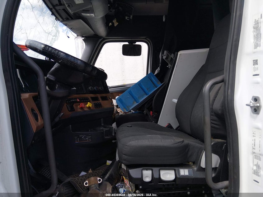 2022 Freightliner New cascadia 126 VIN 3AKJHHDR4NSNF2068 IAAI salvage auction — SIDE, Salvage (Illinois), sold $15,000 on 2026-07-22 (photo 7)