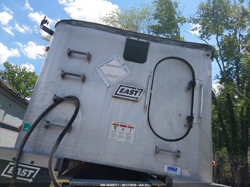 2019 East manufacturing End dump VIN 1E1D2T388KR065775 IAAI salvage auction — SIDE, Salvage (Maine), sold $10,750 on 2026-09-16 (photo 8)