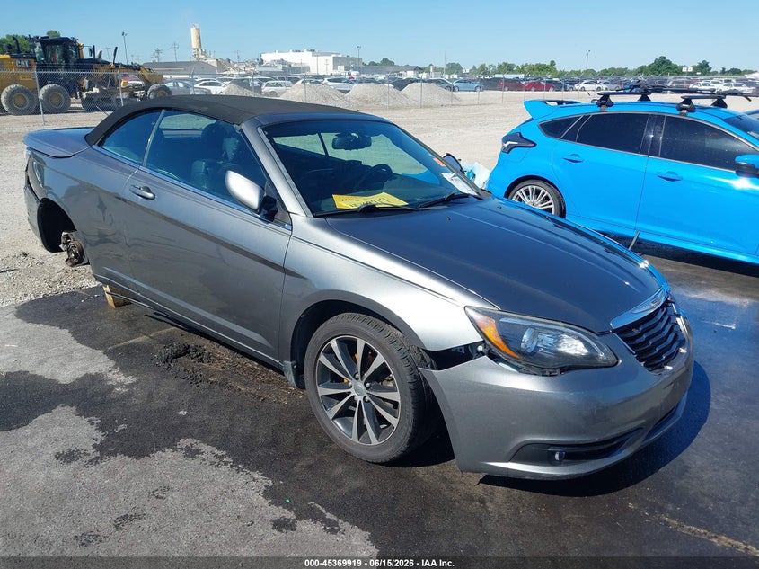 2013 Chrysler 200 VIN 1C3BCBGG1DN739227 IAAI salvage auction — REAR END, Salvage (Missouri), sold $575 on 2026-07-28 (photo 1)