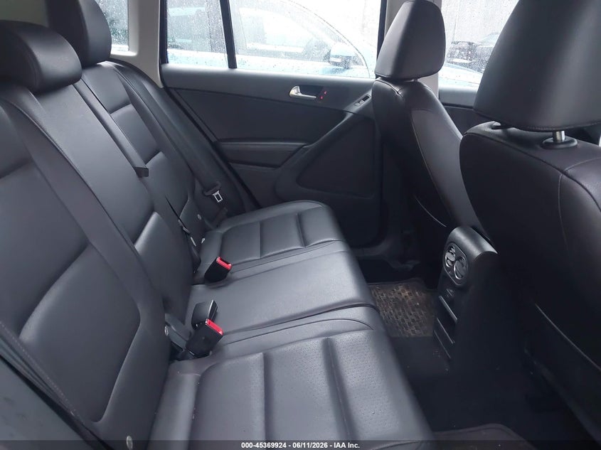 2016 Volkswagen Tiguan VIN WVGBV7AXXGK000497 IAAI salvage auction — HAIL, Salvage Title, sold $25 on 2026-07-29 (photo 8)