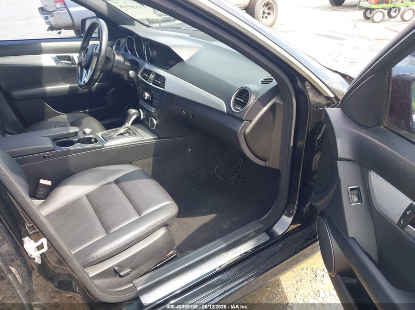 2013 Mercedes-benz C-klasse VIN WDDGF8AB4DR285532 IAAI salvage auction — FRONT END, Salvage Title, sold $2,175 on 2026-08-19 (photo 5)