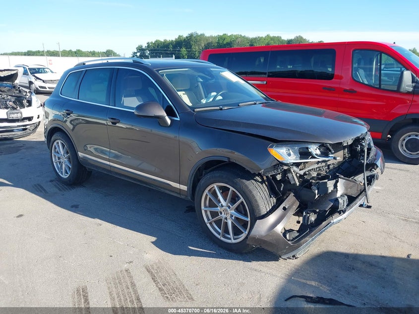 2016 Volkswagen Touareg VIN WVGEF9BP3GD008174 IAAI salvage auction — FRONT END, Clear (Indiana), sold $975 on 2026-07-18 (photo 1)