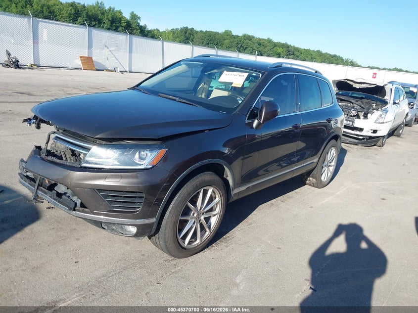 2016 Volkswagen Touareg VIN WVGEF9BP3GD008174 IAAI salvage auction — FRONT END, Clear (Indiana), sold $975 on 2026-07-18 (photo 2)