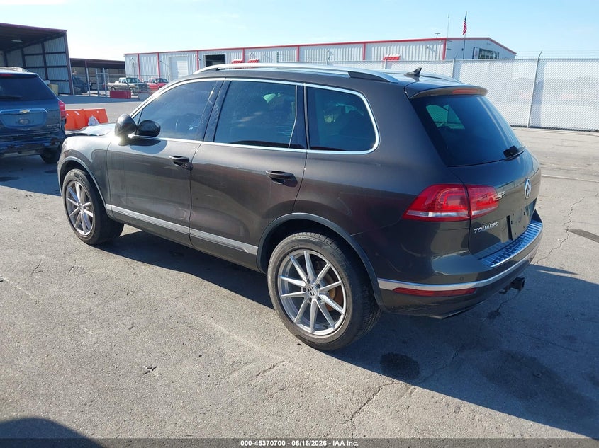 2016 Volkswagen Touareg VIN WVGEF9BP3GD008174 IAAI salvage auction — FRONT END, Clear (Indiana), sold $975 on 2026-07-18 (photo 3)