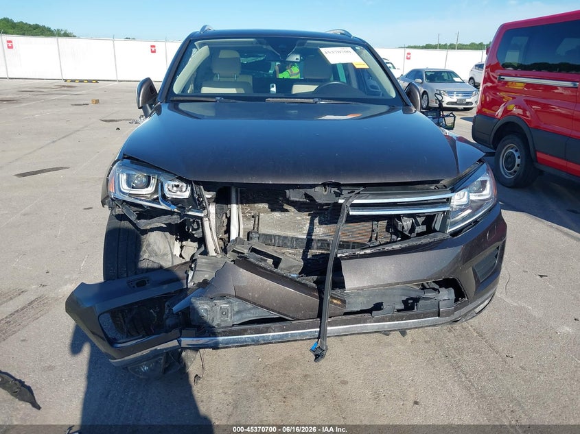 2016 Volkswagen Touareg VIN WVGEF9BP3GD008174 IAAI salvage auction — FRONT END, Clear (Indiana), sold $975 on 2026-07-18 (photo 6)