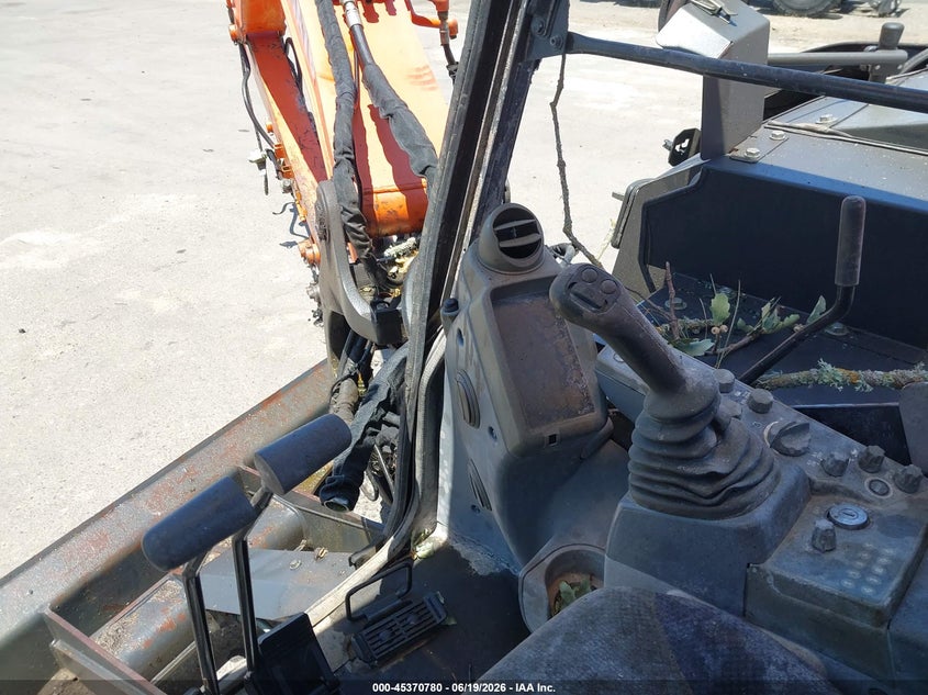 2019 Hitachi Zx85-5 compact excavator VIN HCMDEF60C00019233 IAAI salvage auction — Burn Engine, Bill Of Sale -  Non Motor Vehicle (California), sold $2,600 on 2026-07-22 (photo 8)