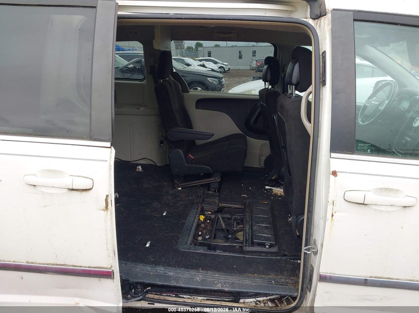 2012 Chrysler Town & country VIN 2C4RC1BG8CR150849 IAAI salvage auction — NORMAL WEAR, Original (Ohio), sold $400 on 2026-07-11 (photo 8)