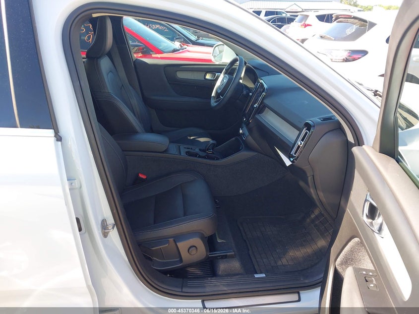 2024 Volvo Xc40 VIN YV4L12UK0R2311735 IAAI salvage auction — LEFT SIDE, Salvage Title, sold $10,350 on 2026-08-18 (photo 5)