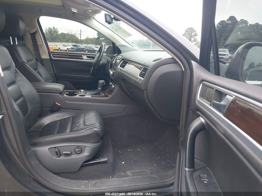 2015 Volkswagen Touareg VIN WVGEF9BP8FD005558 IAAI salvage auction — RIGHT SIDE, Salvage (Texas), sold $1,300 on 2026-07-23 (photo 5)