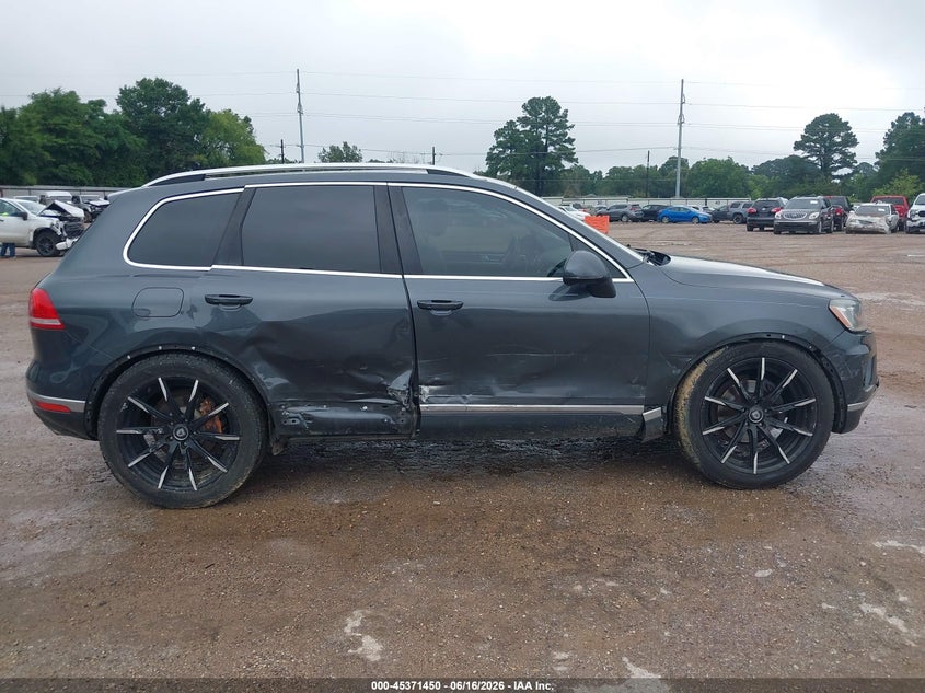 2015 Volkswagen Touareg VIN WVGEF9BP8FD005558 IAAI salvage auction — RIGHT SIDE, Salvage (Texas), sold $1,300 on 2026-07-23 (photo 6)
