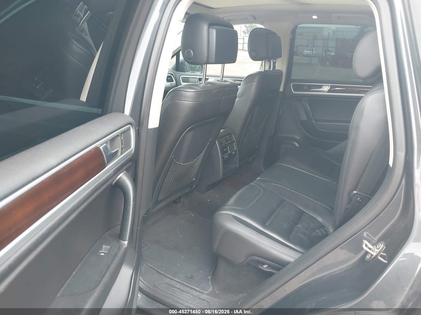 2015 Volkswagen Touareg VIN WVGEF9BP8FD005558 IAAI salvage auction — RIGHT SIDE, Salvage (Texas), sold $1,300 on 2026-07-23 (photo 8)