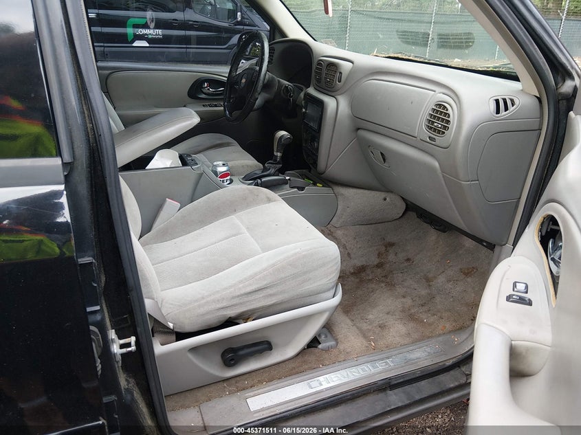2005 Chevrolet Trailblazer VIN 1GNDT13S152192883 IAAI salvage auction — NORMAL WEAR, Clear (Virginia), sold $425 on 2026-07-09 (photo 5)